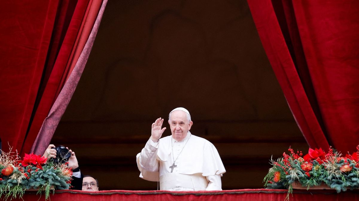 Papež ve vánočním poselství vyzval k dialogu jako jedinému způsobu řešení krizí